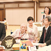 在今年八月，吳清源（左二）曾獲授「和平發展貢獻獎」。（互聯網）