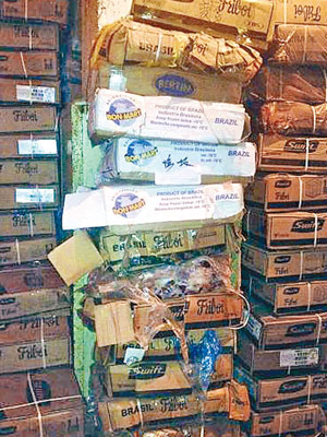 江蘇警方查封的數百噸「瘋牛肉」。（互聯網圖片）