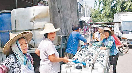 村民認為自來水有問題，均向水販購外來水飲用。（互聯網圖片）