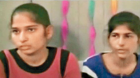 揮皮帶鞭打狂徒的普賈（右）和姐姐阿爾蒂（左）。（互聯網圖片）