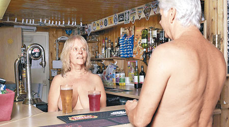 村中居民即使去酒吧亦是赤身露體。（互聯網圖片）