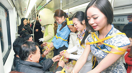 乘客替美女鬆綁。（互聯網圖片）