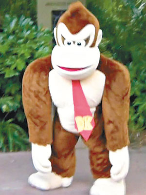 米爾斯打扮成Donkey Kong時因未獲妥善照顧，引致心臟病。（互聯網圖片）