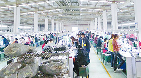 珠三角地區工廠的工人工作量繁重。（互聯網圖片）