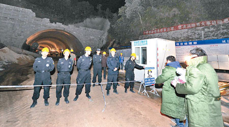 福建廈蓉高速公路隧道坍塌，現場成立應急指揮部全力救援。（中新社圖片）