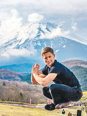 魯斯亦在富士山附近挑戰走繩。（互聯網圖片）
