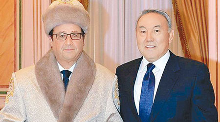 奧朗德（左）穿上哈薩克皮草大衣和帽子，與納扎爾巴耶夫（右）會面。（互聯網圖片）