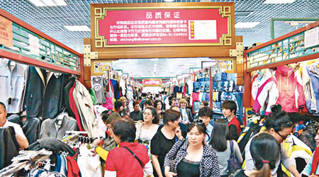 北京秀水街商場內經常擠滿人。（互聯網圖片）