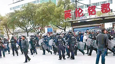 網傳大批警員到場驅趕示威村民。（互聯網圖片）