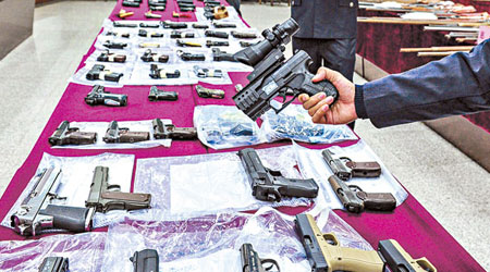 廣東警方展示繳獲的槍枝。（中新社圖片）