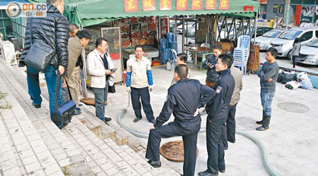 深圳警方與工人檢查堵塞的下水道。（本報深圳傳真）