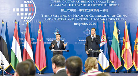 李克強（左）與塞國總理武契奇向傳媒介紹會晤成果。（中新社圖片）