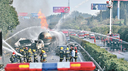 消防向爆炸的石油氣罐車射水救火。（中新社圖片）