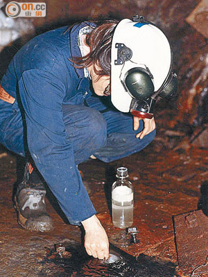 研究人員抽取地下水樣本作化驗。