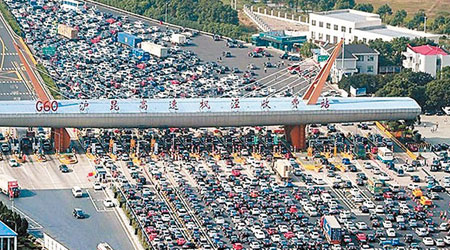內地收費公路整體持續虧損，圖為滬昆高速假日時塞車景象。（互聯網圖片）
