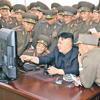 北韓網絡癱瘓，相信連金正恩（中）亦上不到互聯網。（互聯網圖片）