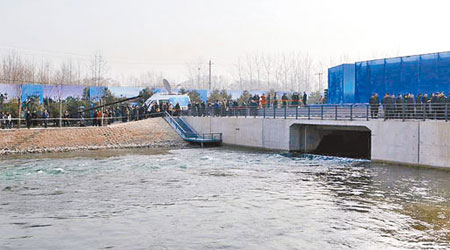 南水北調中線一期工程終點團城湖明渠開閘昨早放水，北京市南水北調工程正式通水。（互聯網圖片）