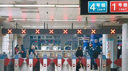 北京地鐵站提前營運，更換收費計算系統。（中新社圖片）