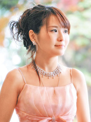 天氣女郎岡村真美子形象清純，是不少宅男心中的女神。