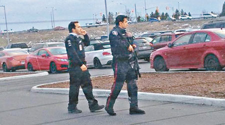 警方持槍在商場的停車場搜索。（互聯網圖片）