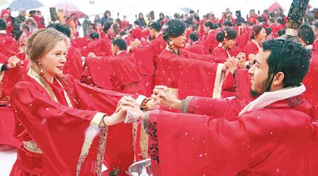 重慶<br>多對來自中外的新婚夫妻參加漢式雪地集體婚禮。（中新社圖片）