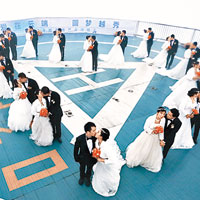 廣州<br>新人在IFC樓頂的停機坪上舉行婚禮。（中新社圖片）