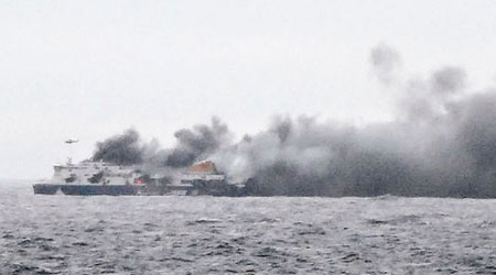 諾曼大西洋號冒出濃濃黑煙。（互聯網圖片）