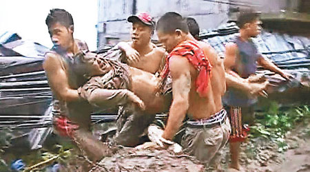 搜救人員合力救出一名被困於山泥的男孩。（互聯網圖片）