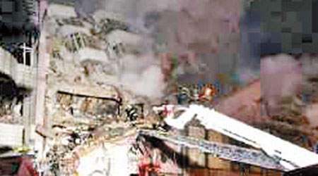 哈爾濱倉庫大火，消防員升起雲梯射水灌救。（互聯網圖片）