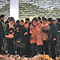 台灣遇難者親屬在事發現場祭奠。（中新社圖片）