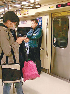 柯文哲被民眾拍到他前日乘捷運的照片。 （互聯網圖片）