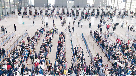 深圳新購私家車公證辦理首日，處理全數六千個預約。（互聯網圖片）