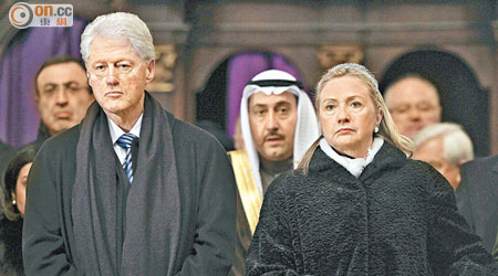 克林頓（左）再被捲入性醜聞，或影響妻子希拉妮選情。（資料圖片）