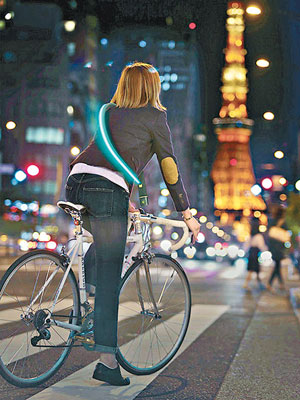 將夜光單車鎖套在身上便可以化身為安全帶。（互聯網圖片）