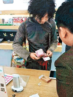 蓬頭垢面「乞丐」（左）拿出大疊現金付款。（互聯網圖片）
