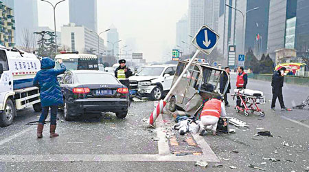 救護人員正對傷者進行搶救，旁邊車輛掛的是「京A8」車牌。（互聯網圖片）