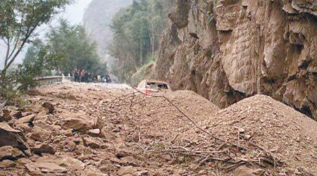 地震致公路山泥及大石崩塌。（互聯網圖片）
