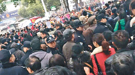 圍堵省委的抗議民眾眾多。（互聯網圖片）