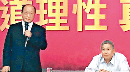 胡志強（左）在蔡衍明（右）陪同下，與集團幹部會面。（互聯網圖片）