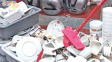 火鍋店被揭用剛掃完地的掃把洗碗。
