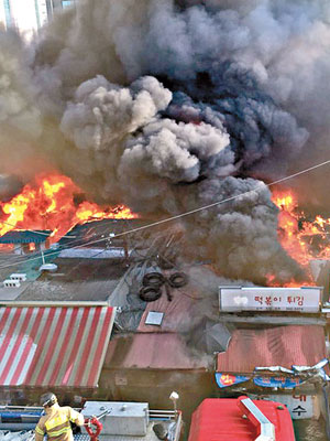 道谷市場冒出沖天濃煙。（互聯網圖片）