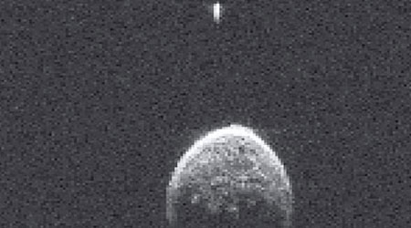 專家於小行星距離地球約一百三十萬公里時拍照，發現它竟擁有一顆僅闊約七十米的衞星（小白點）。（互聯網圖片）