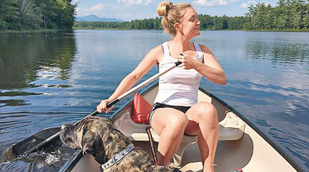 瓦特與愛犬泛舟湖上。（互聯網圖片）