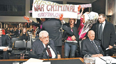 基辛格（前左）在聽證會上遇到示威抗議。（中新社圖片）