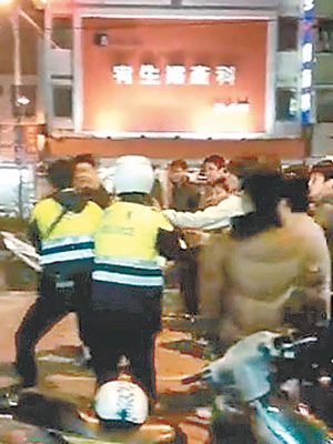 警方到場勸導遭大群民眾包圍推撞。（互聯網圖片）