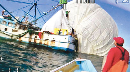 氦氣球由漁船帶回岸上。（互聯網圖片）