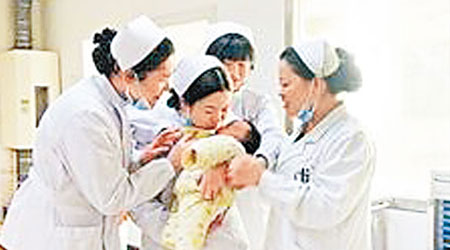 護士照顧被遺棄的女嬰。（互聯網圖片）