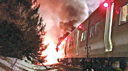 火車與吉普車相撞後，爆炸起火。（互聯網圖片）