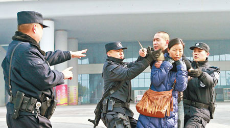 武漢鐵路警方在火車站內模擬營救被挾持的乘客。（中新社圖片）