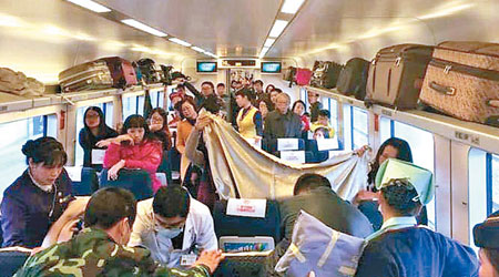 列車人員在車廂內用兩塊布圍成臨時產房。（互聯網圖片）